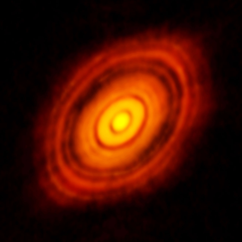 欧洲天文台发布太阳系与金牛座及其原行星盘图片