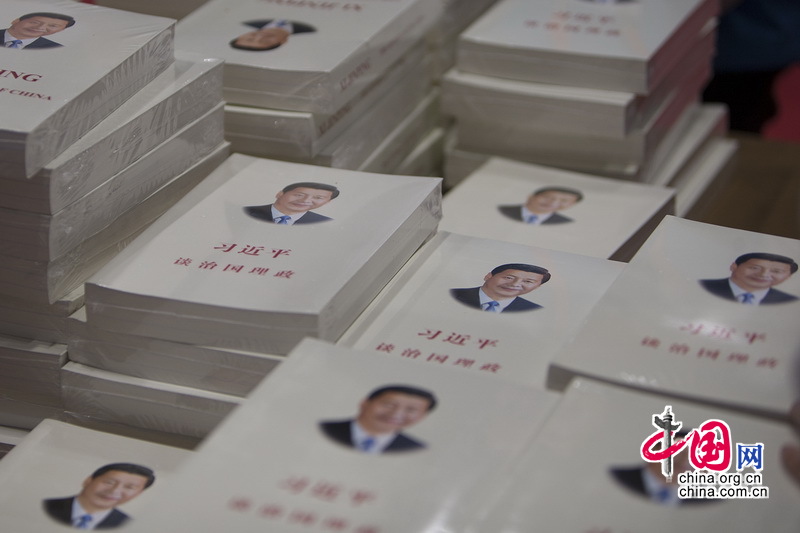 《习近平谈治国理政》中外文版受到媒体记者欢迎