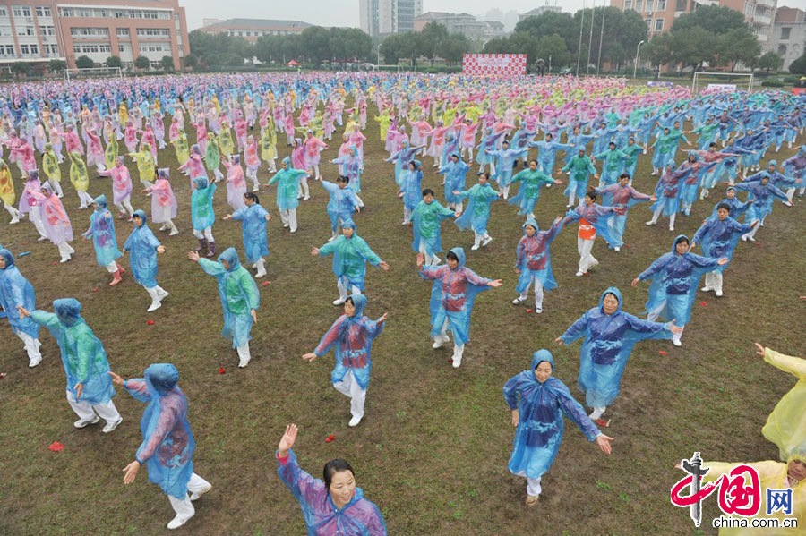  2014年11月08日，1000余名排舞爱好者在浙江省临安市分会场跳排舞。