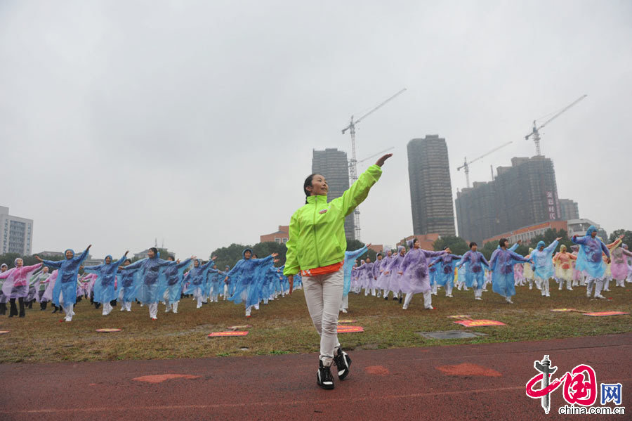  2014年11月08日，1000余名排舞爱好者在浙江省临安市分会场跳排舞。