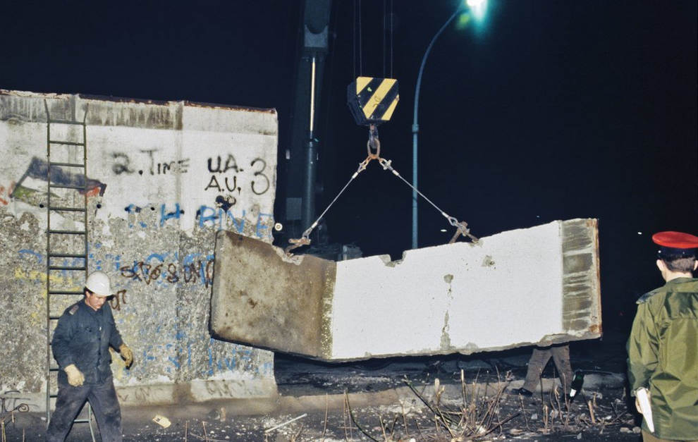 1990年1月，东德边防军警用吊车拆除柏林墙。