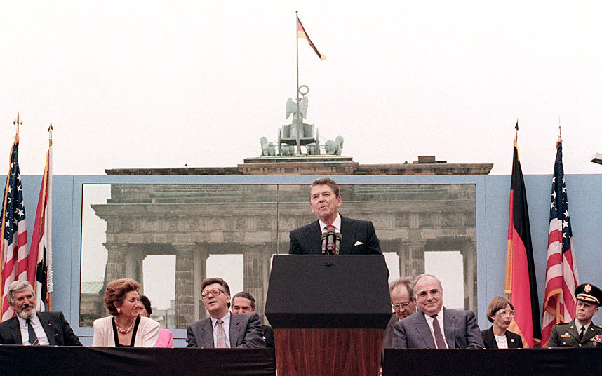 1987年6月12日，美国前总统里根在勃兰登堡门前宣布：“戈尔巴乔夫先生，拆了这堵墙”。