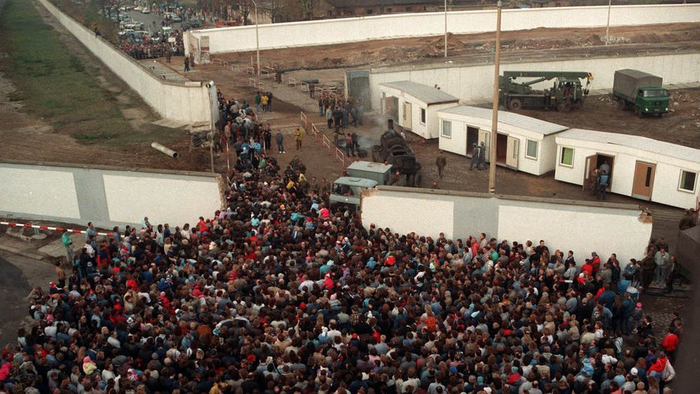 1989年11月11日柏林墙倒塌后，东德人在柏恩瑙街上等待着前往西德。