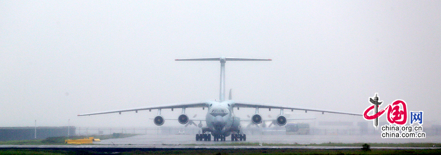 中国空军伊尔-76运输机飞抵珠海