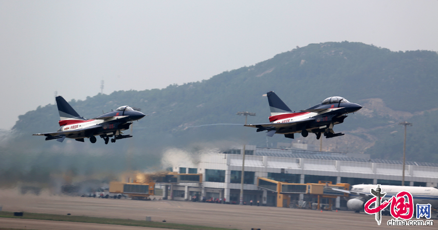 2014年11月9日，前来参加2014珠海航展的中国空军八一飞行表演队进行了飞行训练。 中国网记者 杨佳摄影