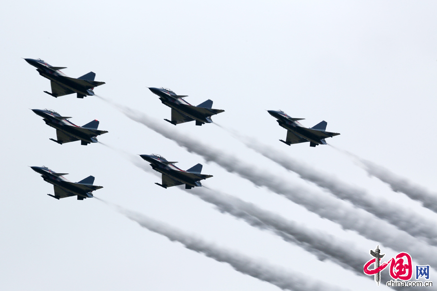 2014年11月9日，前來參加2014珠海航展的中國空軍八一飛行表演隊進行了飛行訓練。 中國網記者 楊佳攝影
