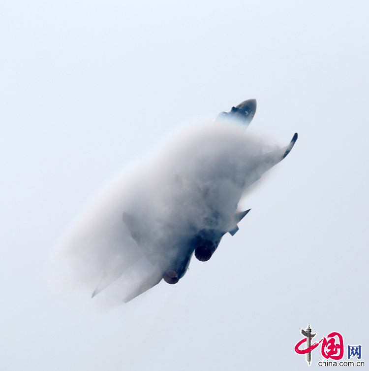 2014年11月9日下午，在珠海航展现场俄罗斯——苏35战机进行训练飞行。 中国网记者 杨佳摄影