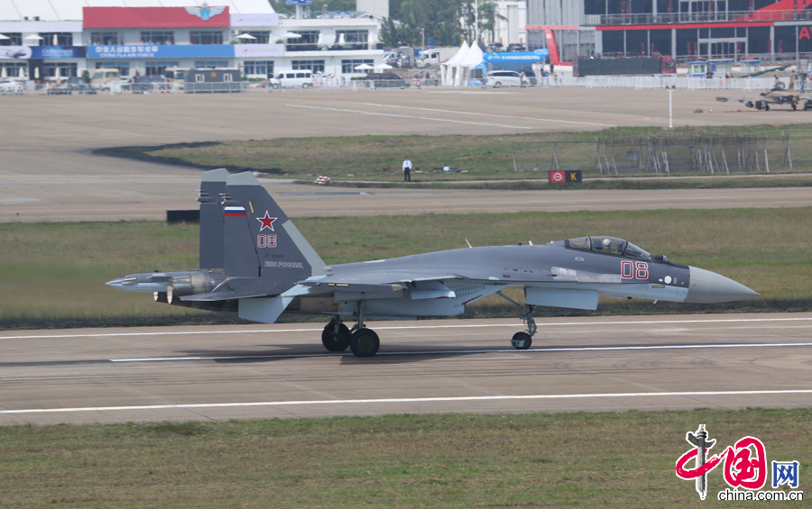 2014年11月9日下午，在珠海航展现场俄罗斯——苏35战机进行训练飞行。 中国网记者 杨佳摄影