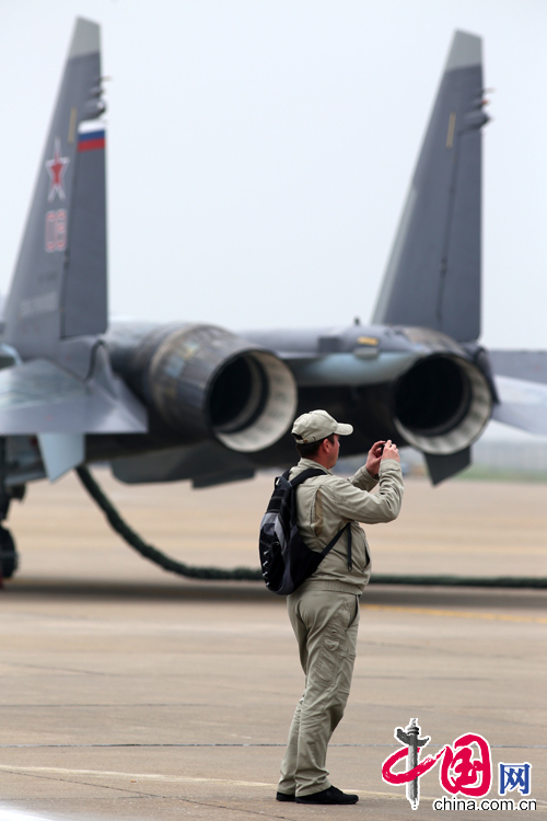 2014年11月10日，前來參加珠海航展的俄羅斯su-35戰(zhàn)機進行了最后一次飛行演練。 中國網(wǎng)記者 楊佳攝影