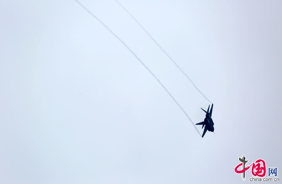 2014年11月9日下午，在珠海航展现场国产四代战机歼31开始训练飞行。 中国网记者 杨佳摄影
