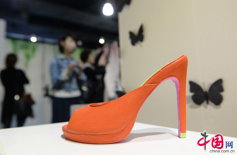 11月11日拍摄的对于一名女艺术家而言具有爱情纪念意义的鞋子。 中国网图片库 赖鑫琳摄影