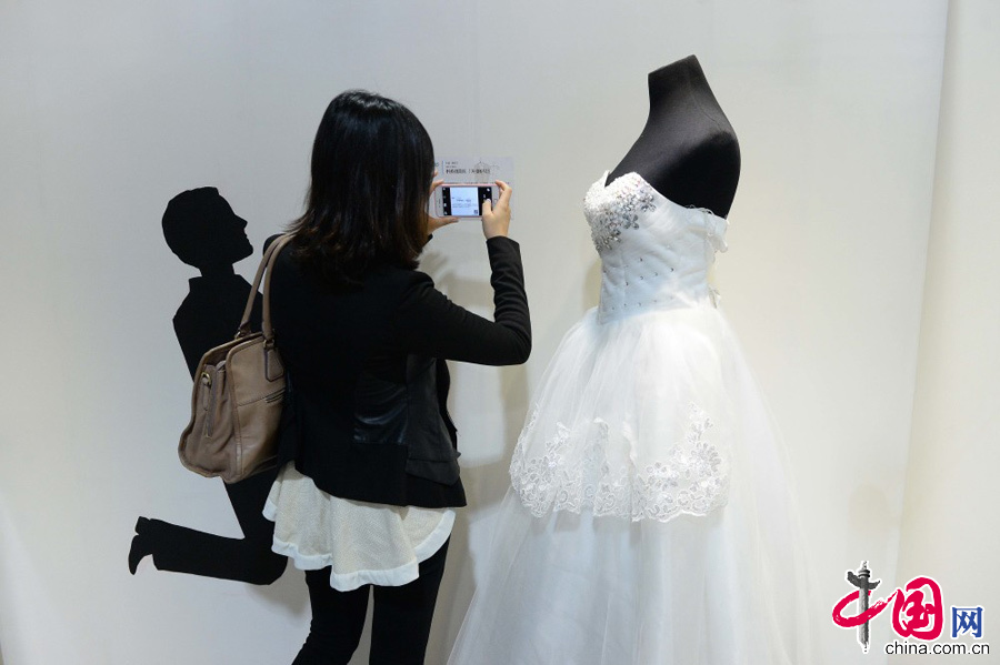 11月11日，一名觀眾觀看一件婚紗展品的介紹。