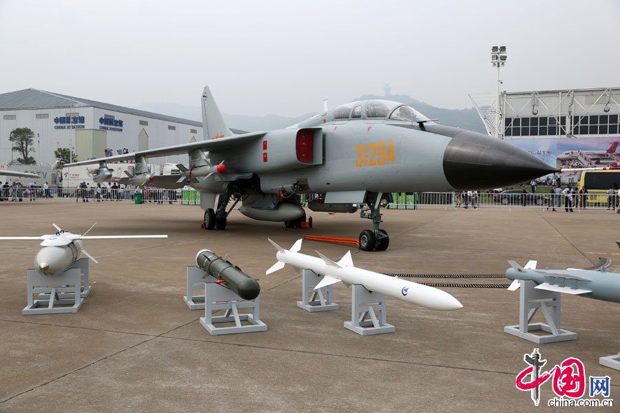 歼轰-7A为我国歼轰-7战机的改良型，于2004年对外首次公布。《舰船知识》杂志曾刊载歼轰-7A对海攻击性能强于歼10战机。 中国网记者 杨佳摄影