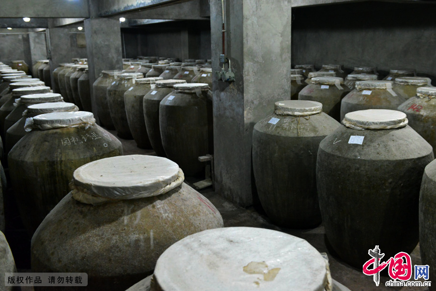 “酒是陳的香” ，釀酒的奧秘就在這個“陳”字上，烤出的鮮酒被分裝成壇窖藏。中國網圖片庫 周會/攝