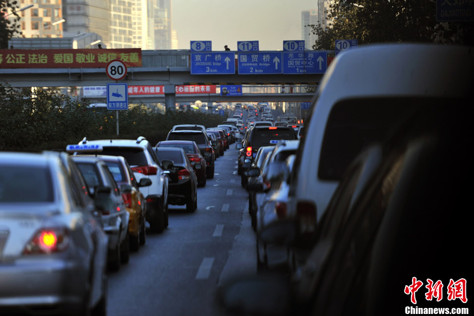 APEC假期结束 北京早高峰道路拥堵[组图]