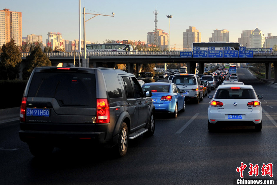 APEC假期结束 北京早高峰道路拥堵[组图]