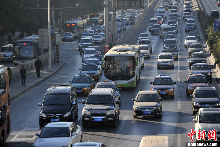 图为尾号限行轮换限行措施恢复第一天,北京早高峰环路等路段交通拥堵