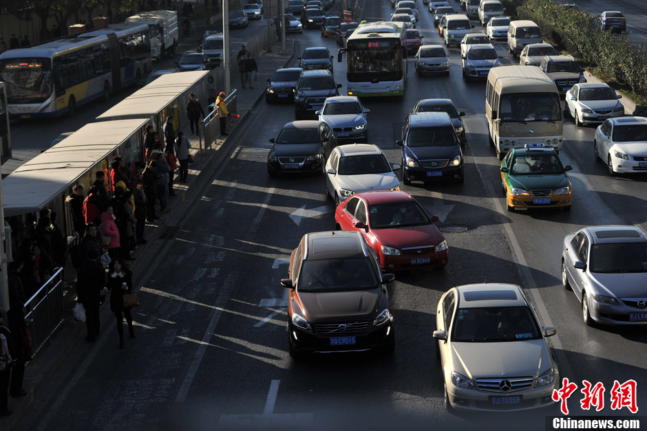 APEC假期结束 北京早高峰道路拥堵[组图]