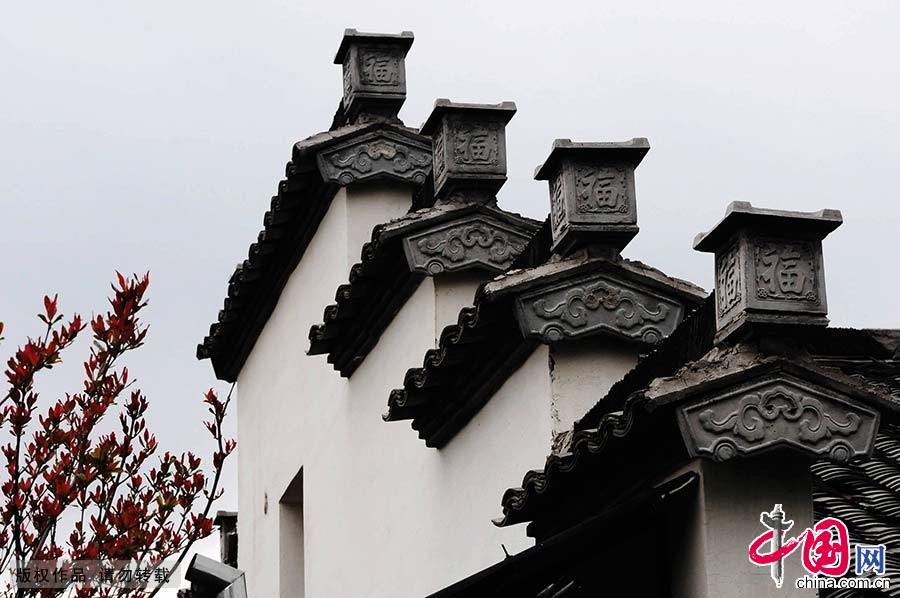 皖南古村落是指安徽省长江以南山区地域范围内，以西递和宏村为代表的古村落。皖南古村落是具有共同地域文化背景的历史传统村落，有强烈的徽州文化特色。