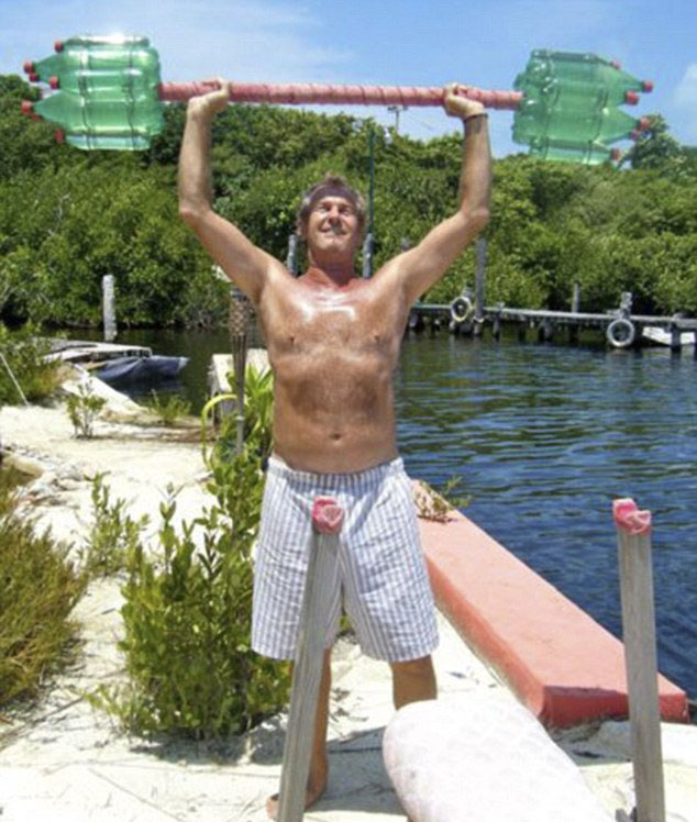 英國61歲男子用15萬塑膠瓶建漂浮島 與世隔絕有美女相伴[組圖]