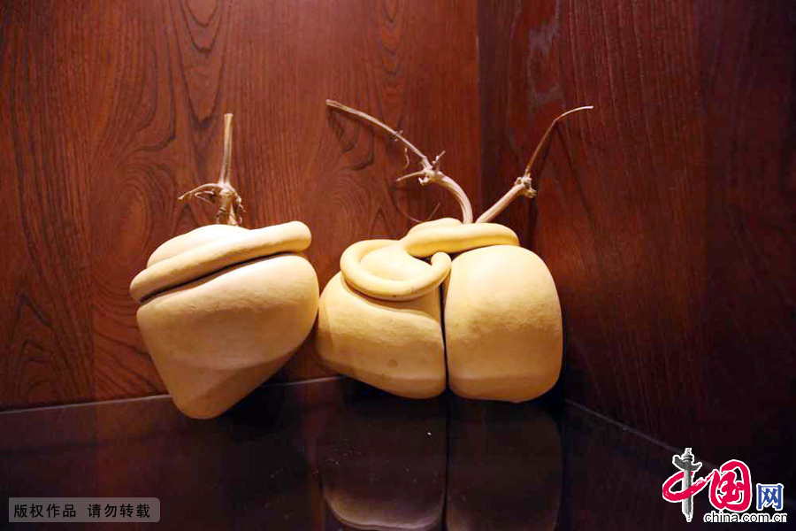 葫蘆達人趙偉展示製作的心臟形狀的工藝品