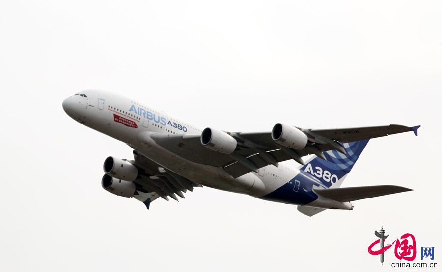 空客A380第三次参加珠海航展，图为A380演示飞行。 中国网记者 杨佳摄影