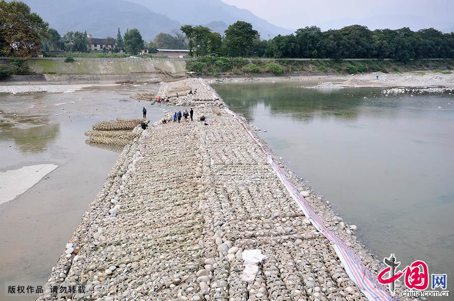 都江堰水利工程中的“竹笼”，是以当地产的慈竹、白甲竹编织而成，内装卵石，用以护岸、作堰