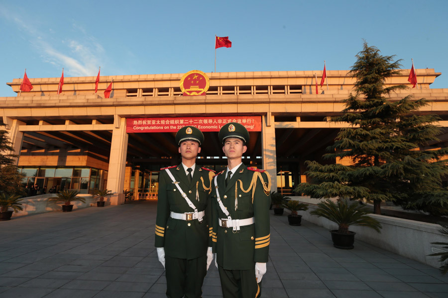  11月11日，亚太经合组织第22次领导人非正式会议在北京精彩、圆满落幕。图为被誉为“国门第一哨”的武警执勤哨兵英姿飒爽。 李光印摄 