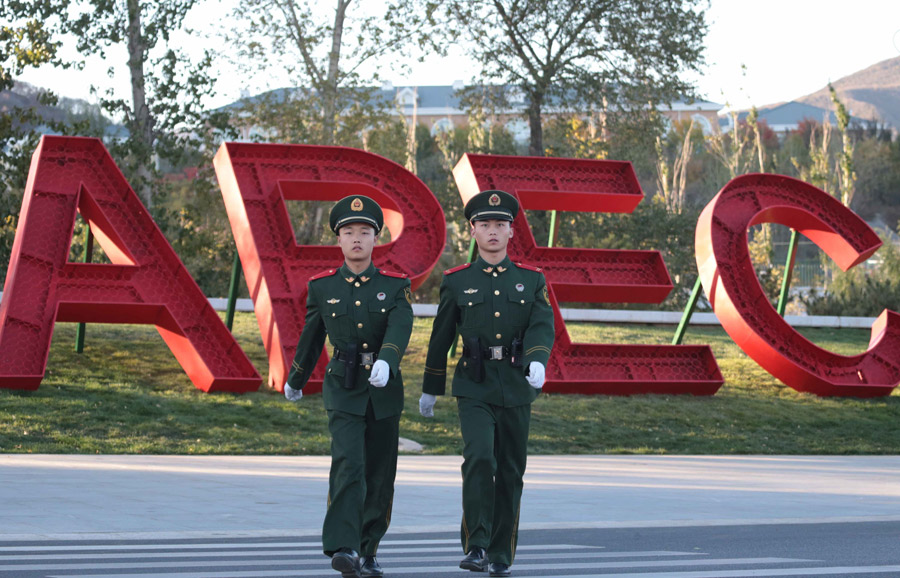  11月11日，亚太经合组织第22次领导人非正式会议在北京精彩、圆满落幕。图为担负核心区执勤的武警战士步入哨位。 李光印摄