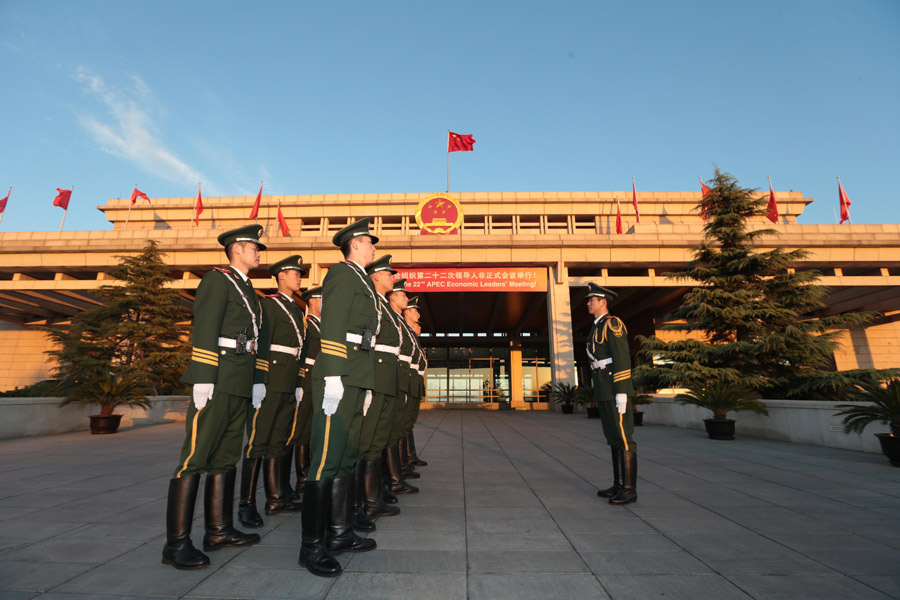 11月11日，亚太经合组织第22次领导人非正式会议在北京精彩、圆满落幕。图为上哨前做简短动员。 李光印摄