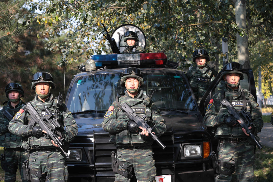 11月11日，亚太经合组织第22次领导人非正式会议在北京精彩、圆满落幕。图为雪豹突击队员武装备勤。 李光印摄