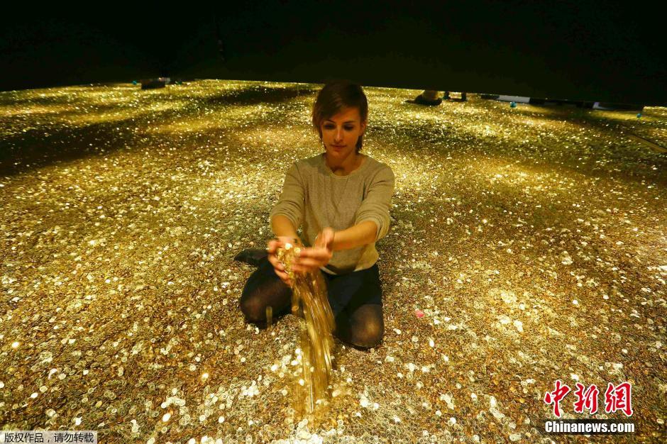 瑞士裝置藝術展覽堆滿硬幣 參觀遊客“掉進錢堆”