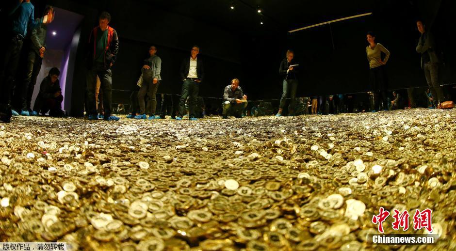 瑞士裝置藝術展覽堆滿硬幣 參觀遊客“掉進錢堆”