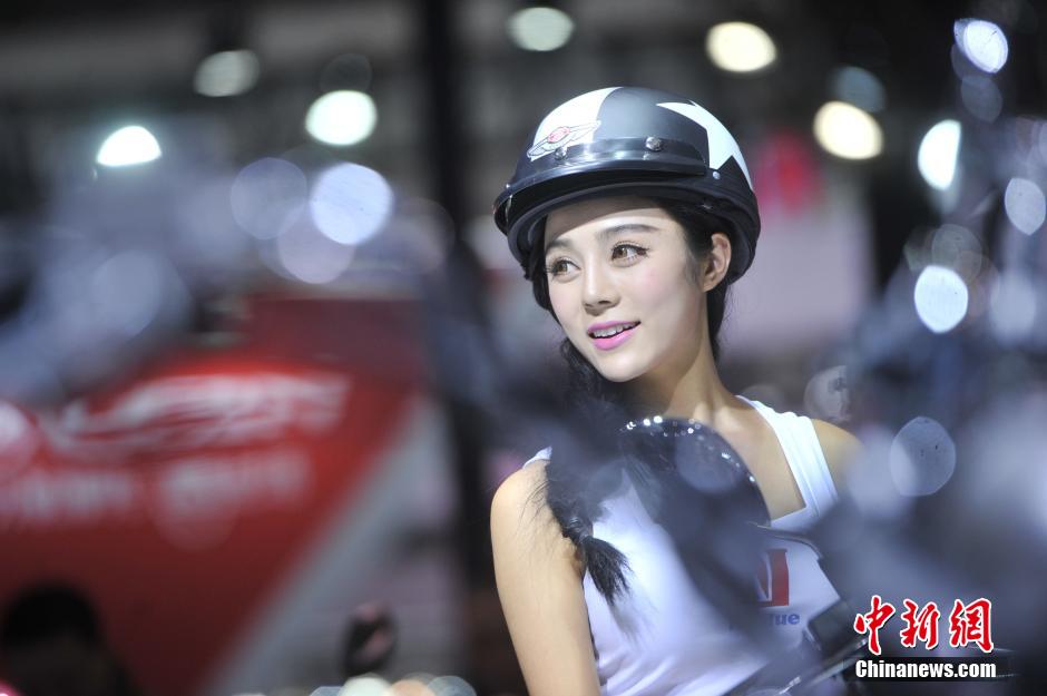 第十三屆中國摩博會 美女車模爭奇鬥艷