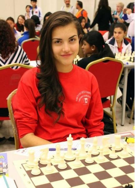 加拿大19岁美女棋手爆红 被封国象女神