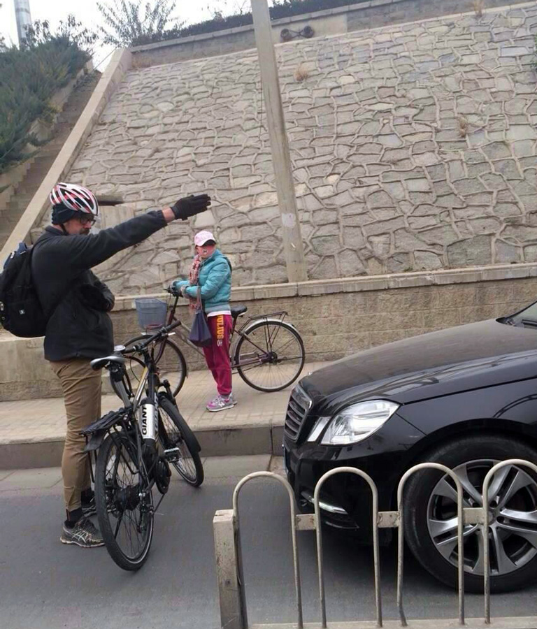 外國騎友堵自行車道行駛轎車 獲網友點贊引反思[組圖]