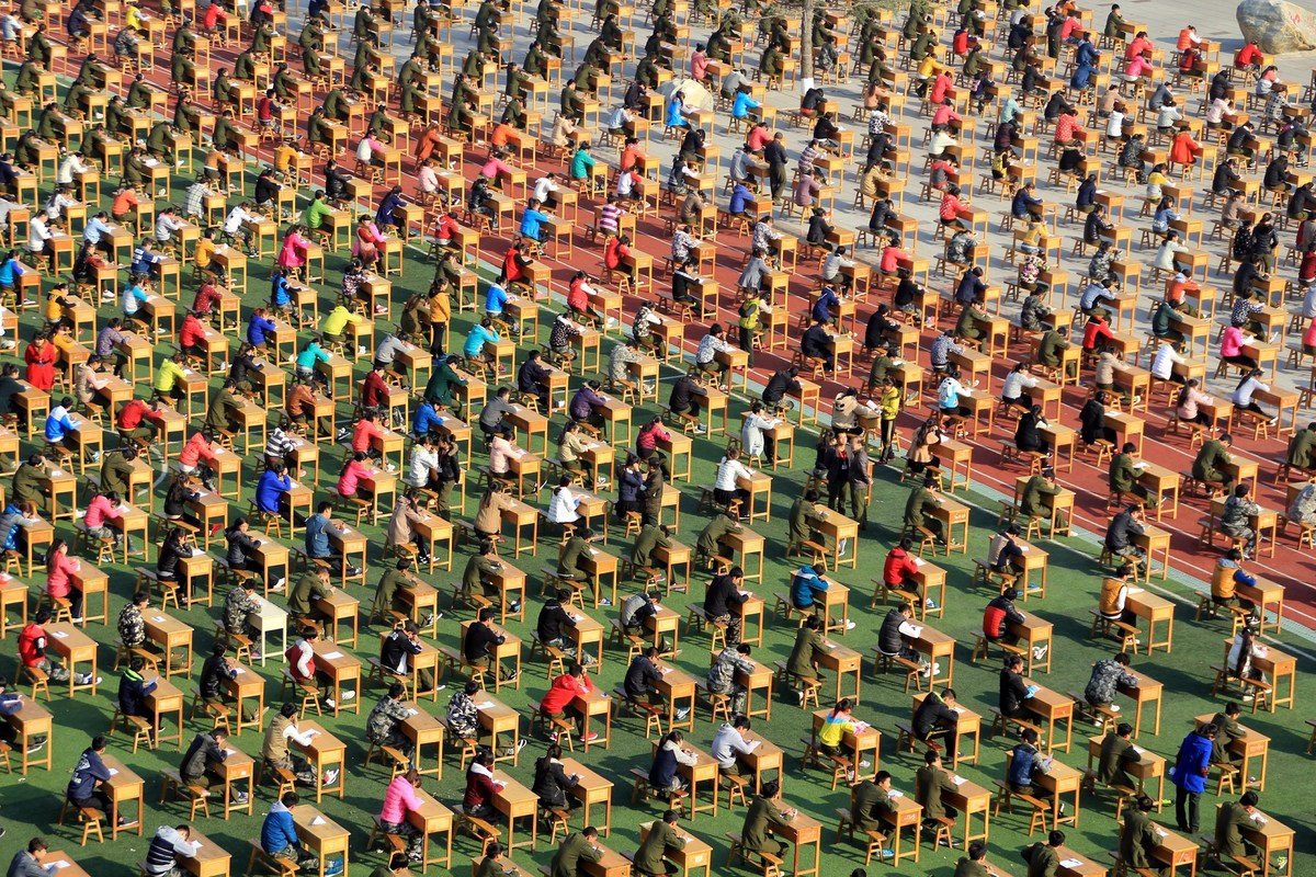 陕西宝鸡：1200名学生广场考试 望远镜监考[组图]