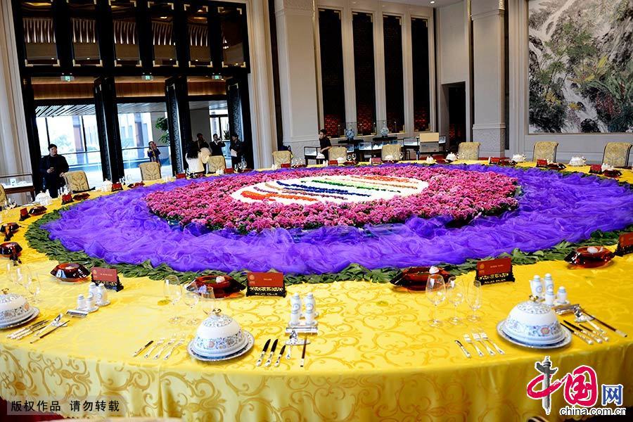 雁棲酒店宴會廳海晏廳內，碩大的圓餐桌直徑達30多米，中間以五彩鮮花裝扮出此次APEC峰會的標識。會議期間，各經濟體領導人圍桌而坐，暢敘亞太發展願景。