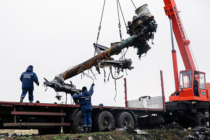 馬航MH17客機殘骸開始裝運(高清)