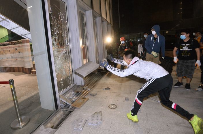 占中者撞烂立法会大楼玻璃门 警方发射胡椒喷雾[组图]