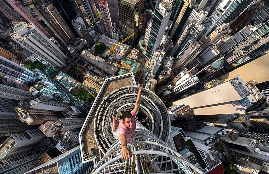 俄罗斯冒险家攀上香港346米高楼自拍[组图]