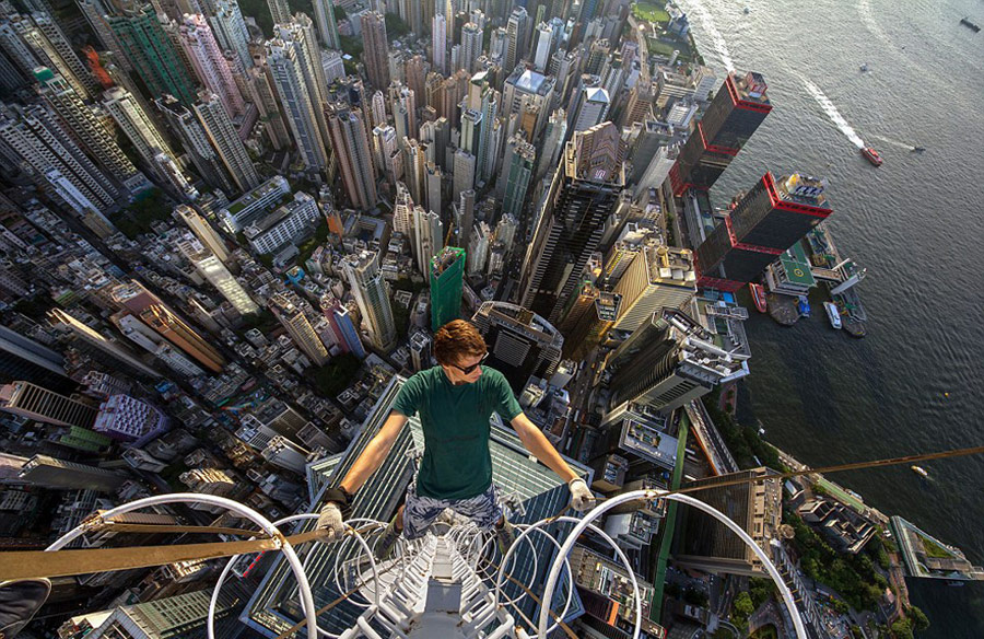 俄罗斯冒险家攀上香港346米高楼自拍[组图]