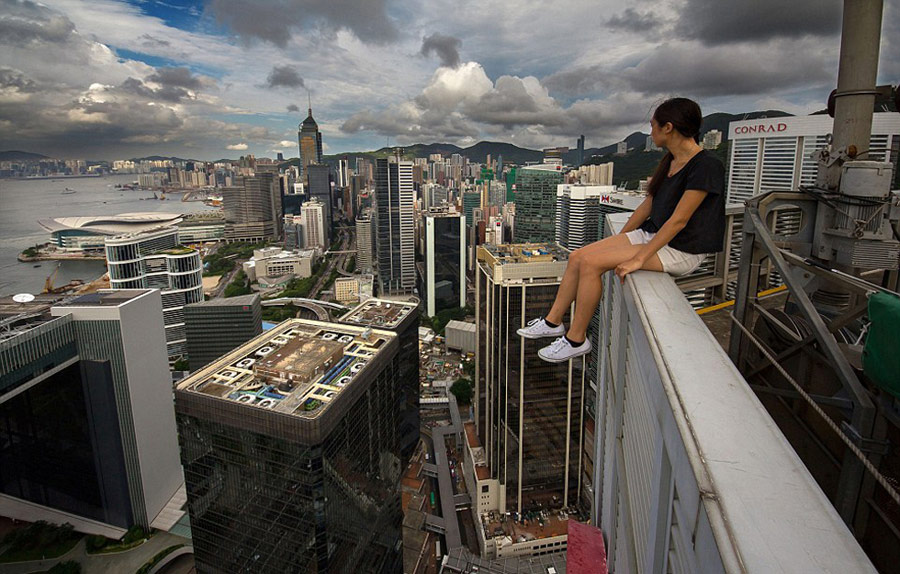 俄羅斯冒險家攀上香港346米高樓自拍[組圖]