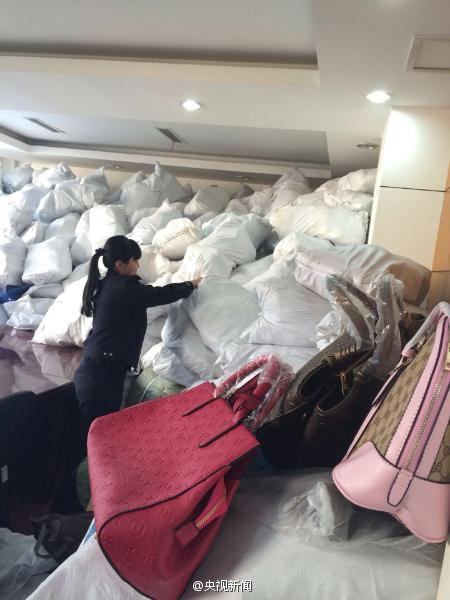 天津破获特大假冒箱包案 奢侈品名包被仿涉值上亿
