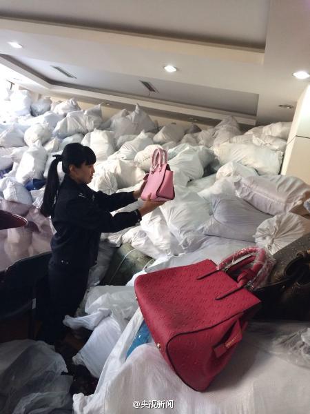 天津破获特大假冒箱包案 奢侈品名包被仿涉值上亿