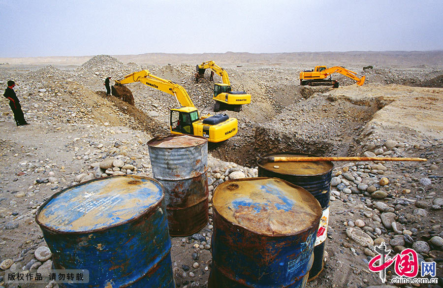 2006年开始，挖掘机进驻玉龙喀什河进行玉石挖掘，2010年挖掘机数量超过2万台。这样的挖掘机，一天就要费掉3000多人民币的油，而这些都是挖玉的成本。