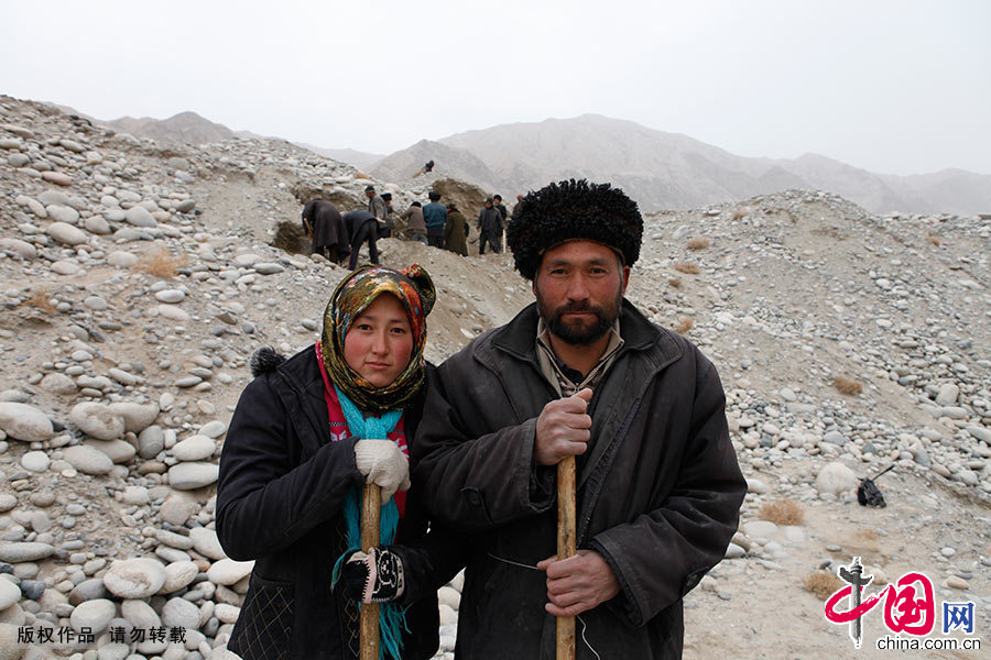 挖玉多是全家族总动员。50岁的买买提卡斯木·白克力挖玉15年了，大女儿穆哈拜提（维吾尔语“爱情”）17岁，第一次来挖玉。