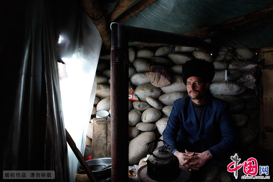 阿布杜瓦力·艾马尔，38岁，挖玉五年，原本是在墨玉做塔里帕克（帽子）的，觉得赚钱不多便来挖玉。