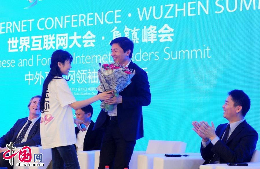 2014年11月20日，浙江省嘉興市，在中外網際網路領袖高峰對話現場，女粉絲向李彥宏獻花求愛。 中國網圖片庫 龍巍攝影