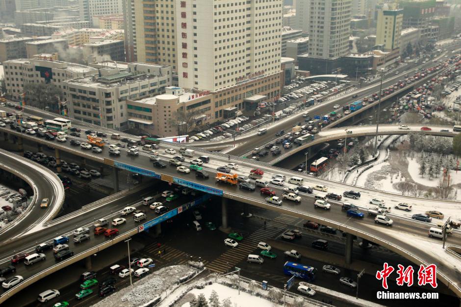 西寧：降雪結冰致部分道路成“停車場”[組圖]